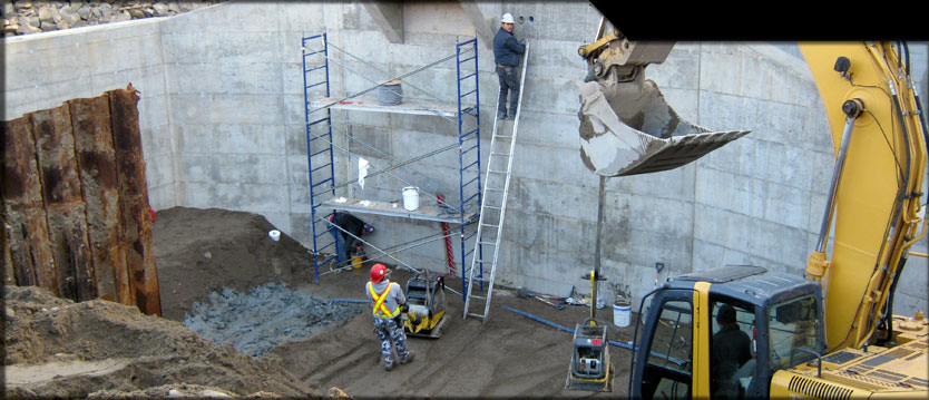 Employés et excavatrice bâtissant un réservoir